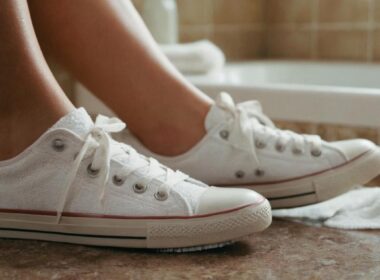Czym wyczyścić białe buty sportowe
